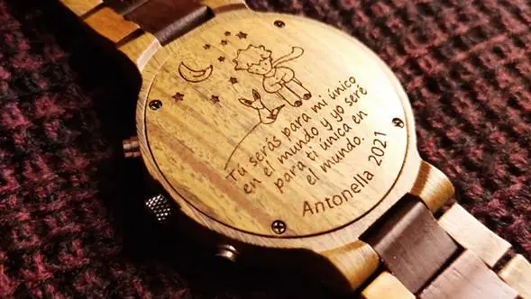 comprar reloj personalizado hecho en madera
